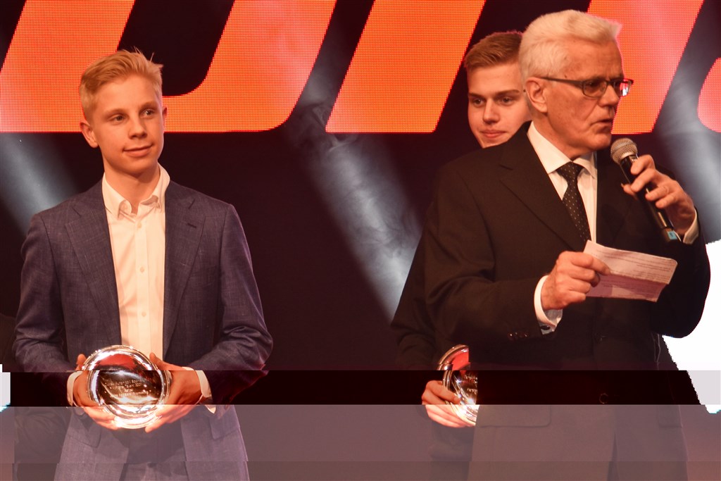 Aske Nygaard Bramming hædret som ”Årets Talent Asfalt 2017”.
(Foto: Claus Nygaard)